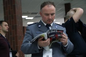 policjant w mundurze ogląda Magazyn Policja 997