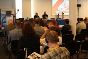 Konferencja - widok z tyłu sali