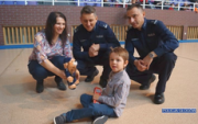 policjanci z chorym na padaczkę Michałkiem i jego mamą podczas finału charytatywnej gali boku