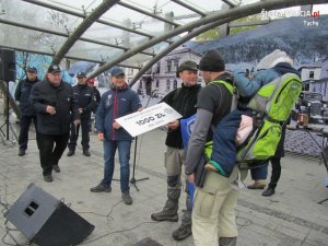 Obrazek przedstawia stojących na scenie uczestników Wyprawy dla Jasia oraz inne osoby, które przekazały czek i składały gratulacje