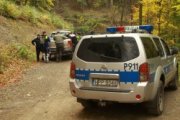 dwa policyjne radiowozy i policjanci biorący udział w poszukiwaniu 17-latki