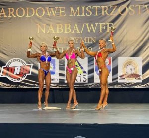 trzy finalistki zawodów w kulturystyce w strojach bikini