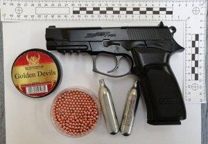 zabezpieczona przez policjantów kryminalnych broń pneumatyczna