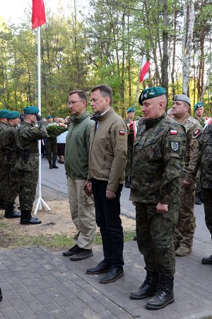 Minister Błaszczak składa kwiaty przed tablicą pamiątkową