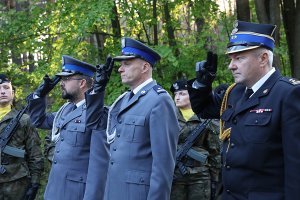 funkcjonariusze oddają honory podczas uroczystości