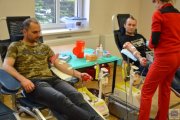 dwóch mężczyzn siedzących na fotelach podczas oddawania krwi w ramach akcji 100 litrów krwi na 100-lecie Policji