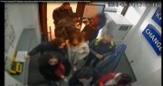 zdjęcie z nagrania kamery monitoringu w kantorze mężczyzny, poszkodowanych oraz innych osób, który z zamiarem oszustwa sprzedaje obcokrajowcom polską walutę wraz z polskim banknotem przed denominacją