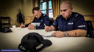 Policjanci podczas rozwiązywania testu