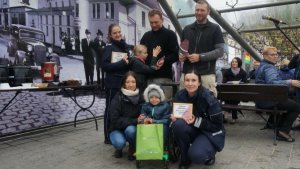 zdjęcie przedstawia dwóch nieumundurowanych policjantów, do jednego z nich przytula się córka, na zdjęciu także dwie umundurowane policjantki oraz 6-letni chłopiec na wózku inwalidzkim z mamą