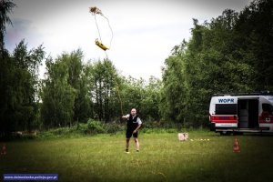 zawodnik rzuca rzutką ratowniczą
