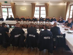 uczestnicy seminarium podczas szkolenia siedzą przy stole