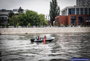 Zawodnicy wciągają fantoma na łódź