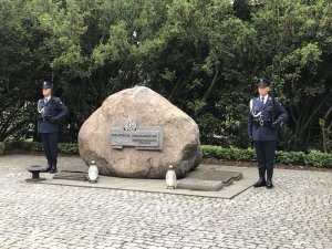 Pomnik Poległym Policjantom przed złożeniem wieńca