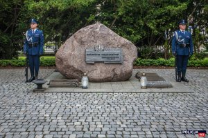 Pomnik Poległym Policjantom przed złożeniem wieńca. Warta honorowa