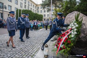 Składanie wieńca pod pomnikiem Poległym Policjantom