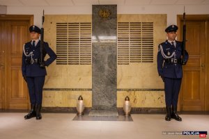 Warta honorowa przy tablicy Poległych w Służbie