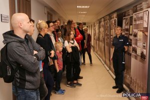 Policjantka opowiada o historii Policji Państwowej