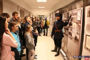 Policjant opowiada o historii Policji Państwowej