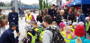 policjant rozmawia z dziećmi podczas pikniku