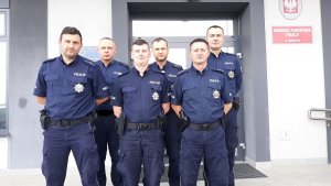 policjanci, którzy ewakuowali mieszkańców z płonącego  budynku