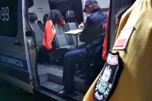 Na zdjęciu funkcjonariusz Policji kreślący obszar poszukiwań i pojazd GR &quot;Nadzieja&quot;