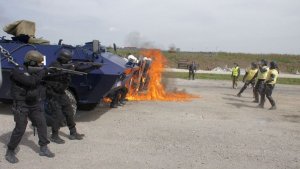 szkolenia zgrywające działania pomiędzy jednostkami KFOR, a komponentem EULEX.

 „Fire phobia” (pokonywanie płonących przeszkód), tłumienie zamieszek,