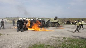 szkolenia zgrywające działania pomiędzy jednostkami KFOR, a komponentem EULEX.

„Fire phobia” (pokonywanie płonących przeszkód), tłumienie zamieszek,