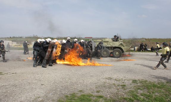 szkolenia zgrywające działania pomiędzy jednostkami KFOR, a komponentem EULEX.

S „Fire phobia” (pokonywanie płonących przeszkód), tłumienie zamieszek, odblokowywanie zabarykadowanych dróg,