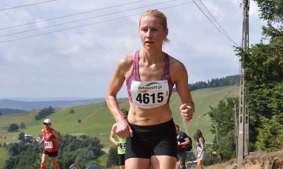 Sierż. szt. Anna Ficner w stroju sportowym podczas biegu