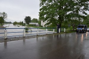 Zalane tereny, gdzie stan wody jest niski, patrolowane są przez policyjne terenowe radiowozy. Jednym z zadań stojących przed policjantami jest bowiem ciągłe monitorowanie zagrożenia powodziowego.