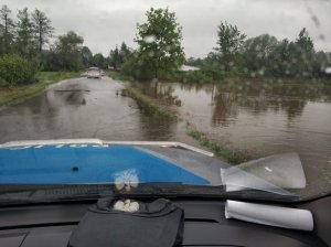 Zalane tereny, gdzie stan wody jest niski, patrolowane są przez policyjne terenowe radiowozy. Jednym z zadań stojących przed policjantami jest bowiem ciągłe monitorowanie zagrożenia powodziowego.