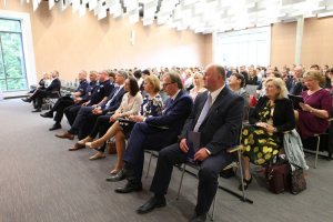 Uczestnicy konferencji słuchają wykładu