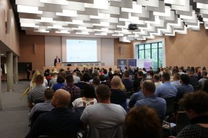 Uczestnicy konferencji słuchają wykładu