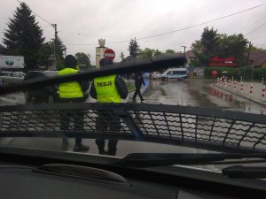 policjanci kierują ruchem drogowym
