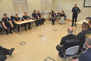 Zajęcia warsztatowe policjantów z przedstawicielką Miejskiego Ośrodka Pomocy Rodzinie w Słupsku.