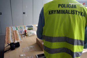 Policjant - technik kryminalistyki podczas wykonywania oględzin