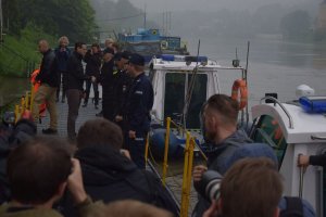 Premier Mateusz Morawiecki gratuluje policjantom z Komisariatu Wodnego