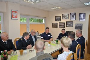 zdjęcie wykonane w Komendzie Wojewódzkiej Policji w Łodzi, przy stole siedzą goście z Niemiec wraz z Zastępcą Komendanta Wojewódzkiego Policji w Łodzi oraz kadrą kierowniczą Komendy