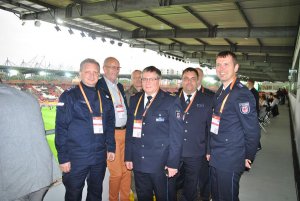 Zdjęcie wykonane na trybunach Stadionu. Widać na nim gości z Niemiec oraz Komendanta Miejskiego Policji w Łodzi. Wszyscy stoją na tle murawy