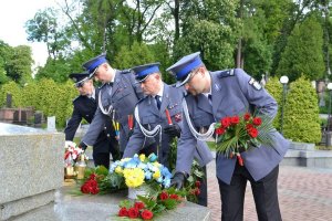 delegacja polskiej Policji składa kwiaty na grobach bohaterów, poległych w konfliktach zbrojnych