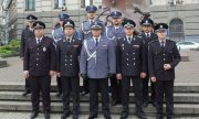 delegacja polskiej Policji razem z przedstawicielami policji Ukraińskiej stoją na tle pomnika św. Jerzego