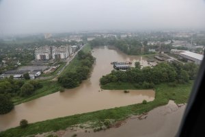 widok z policyjnego śmigłowca Black Hawk podczas patrolu Krakowa i okolic zagrożonych powodzią