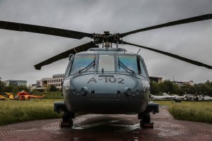 policyjny śmigłowiec Black Hawk stoi na lotnisku