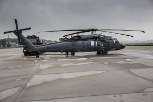 policyjny śmigłowiec Black Hawk na płycie lotniska