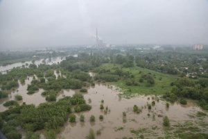 widok z policyjnego śmigłowca Black Hawk podczas patrolu terenu Małopolski - tereny zalane przez Wisłę