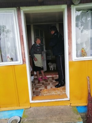 dzielnicowy odwiedza osoby starsze i samotne w związku z zagrożeniem powodziowym