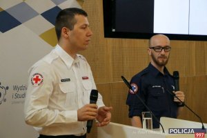 przedstawiciele grup poszukiwawczych przemawiają podczas ogólnopolskiej konferencji eksperckiej pn. „System Poszukiwań Osób Zaginionych - wyzwania XXI wieku” w związku z Międzynarodowym Dniem Dziecka Zaginionego