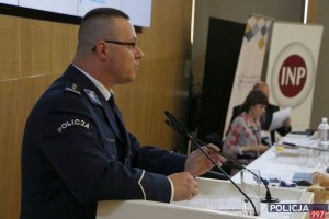 Rzecznik KGP przemawia podczas ogólnopolskiej konferencji eksperckiej pn. „System Poszukiwań Osób Zaginionych - wyzwania XXI wieku” w związku z Międzynarodowym Dniem Dziecka Zaginionego