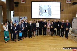 wspólne pamiątkowe zdjęcie wszystkich uczestników ogólnopolskiej konferencji eksperckiej pn. „System Poszukiwań Osób Zaginionych - wyzwania XXI wieku” w związku z Międzynarodowym Dniem Dziecka Zaginionego