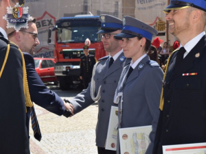 strażacy dziękują policjantom za pomoc